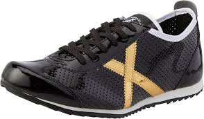 Zapatillas Munich Osaka Negro: Estilo y Comodidad en Cada Paso
