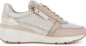 Zapatillas de Piel Beige Carmela: Estilo y Comodidad