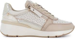 Zapatillas de Piel Beige Carmela: Estilo y Comodidad